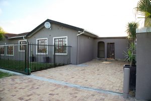 Kaap Se Rus: Self catering unit in Brackenfell - Front Entrance